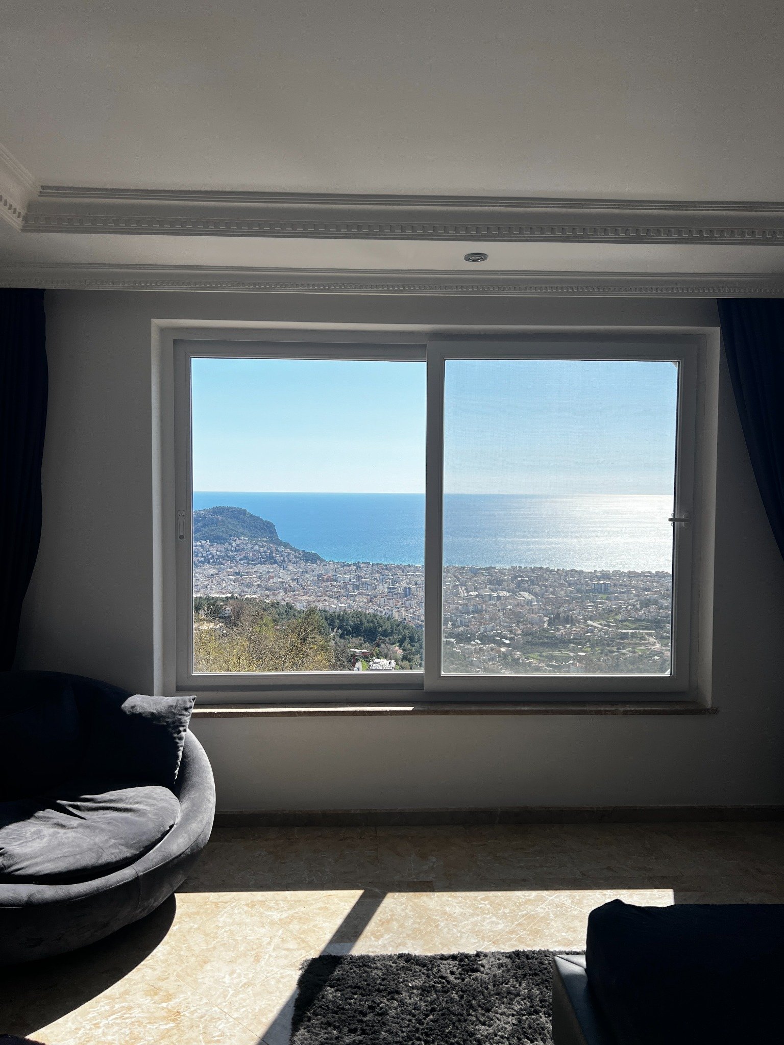 Panoramablick auf Alanya und das Mittelmeer aus dem Fenster der Villa in Bektaş