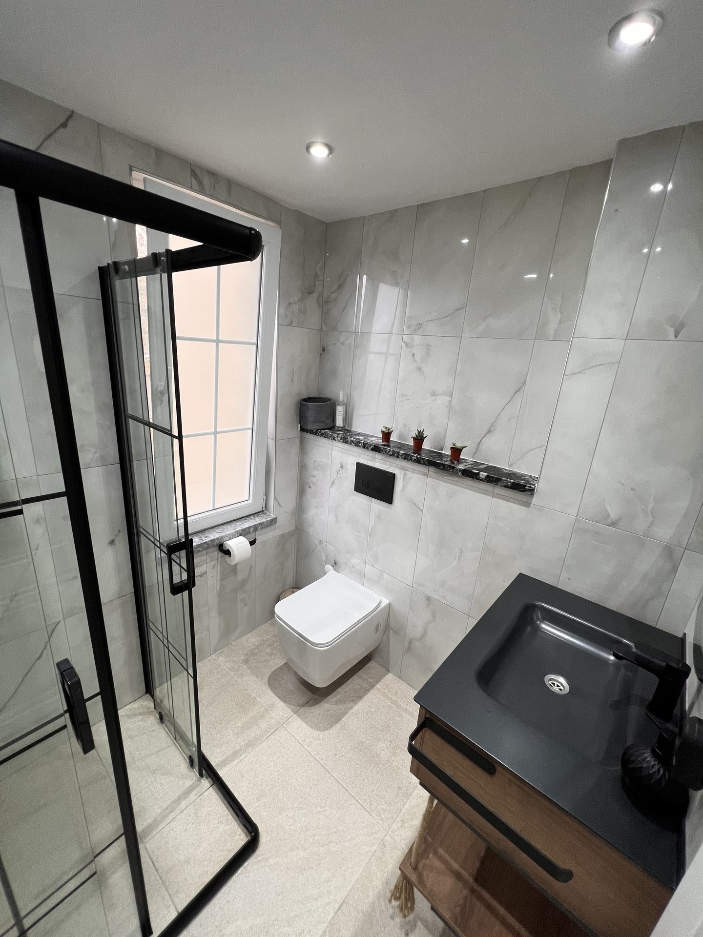 Drittes Badezimmer mit Dusche