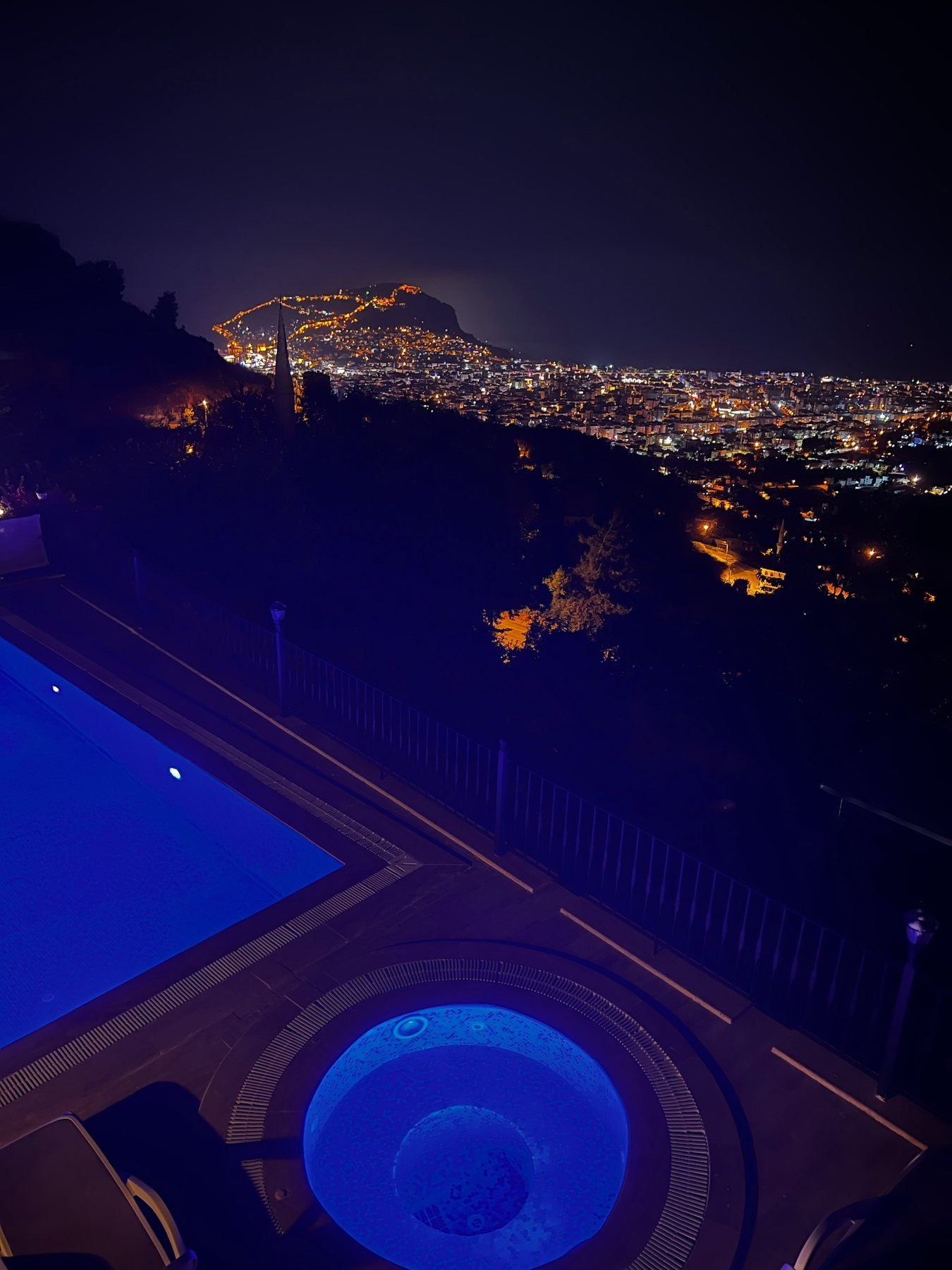 Jacuzzi bei Nacht mit Meerblick Villa Alanya Bektaş