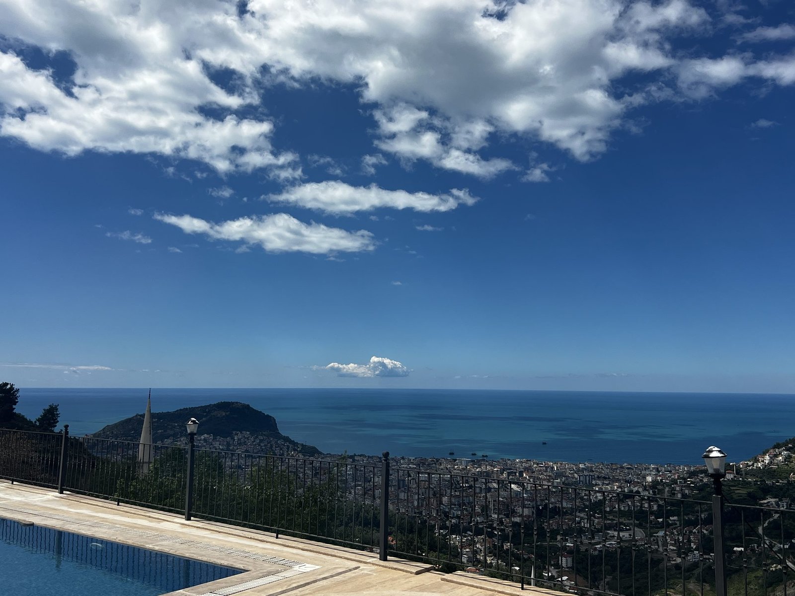 Panoramablick auf Meer und Burg von Alanya