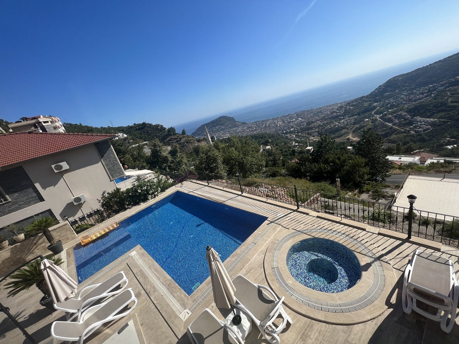 Pool und separater Jacuzzi – Villa Alanya Bektaş