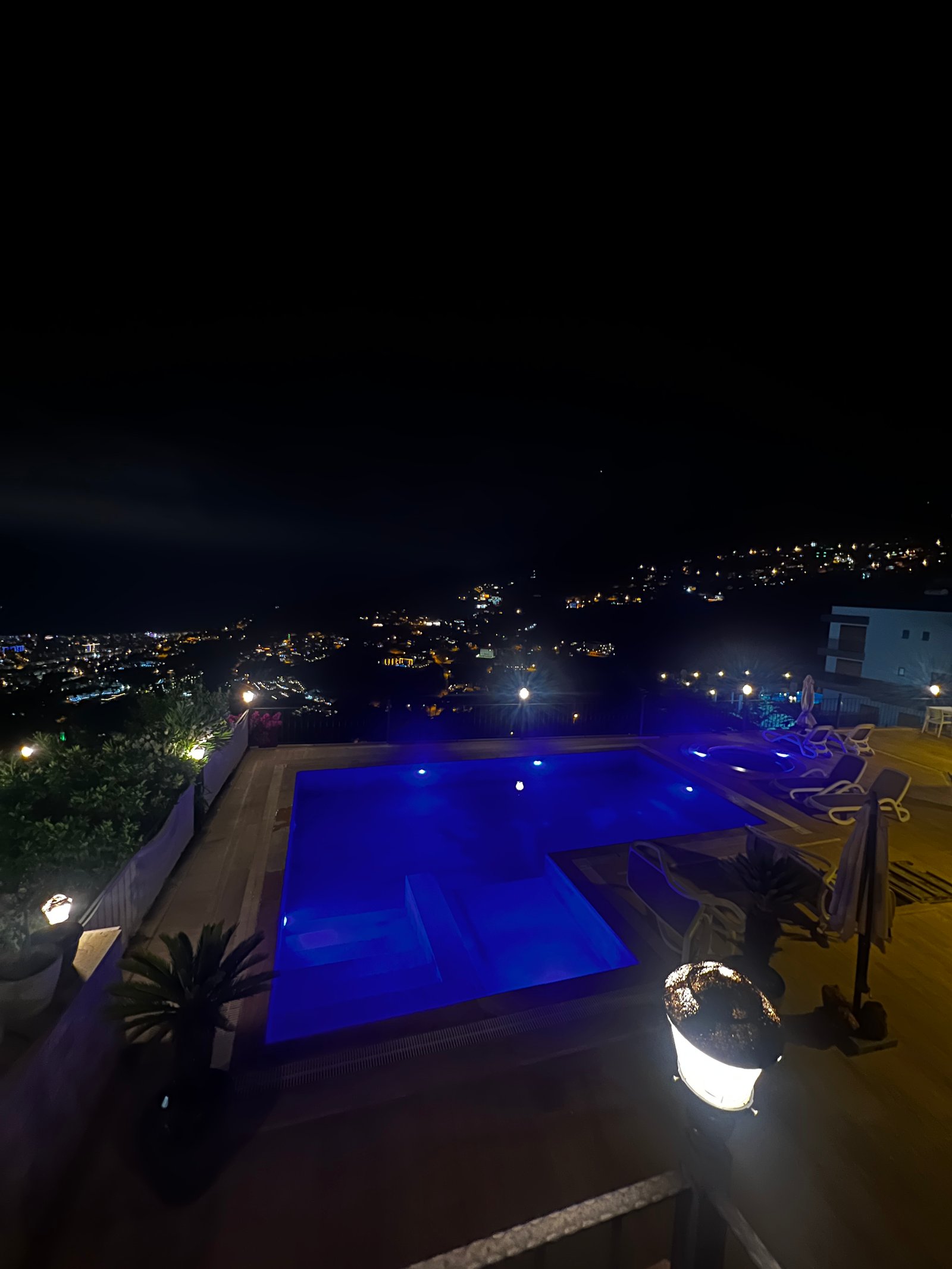 Pool bei Nacht mit Blick auf Alanya – Villa Bektaş