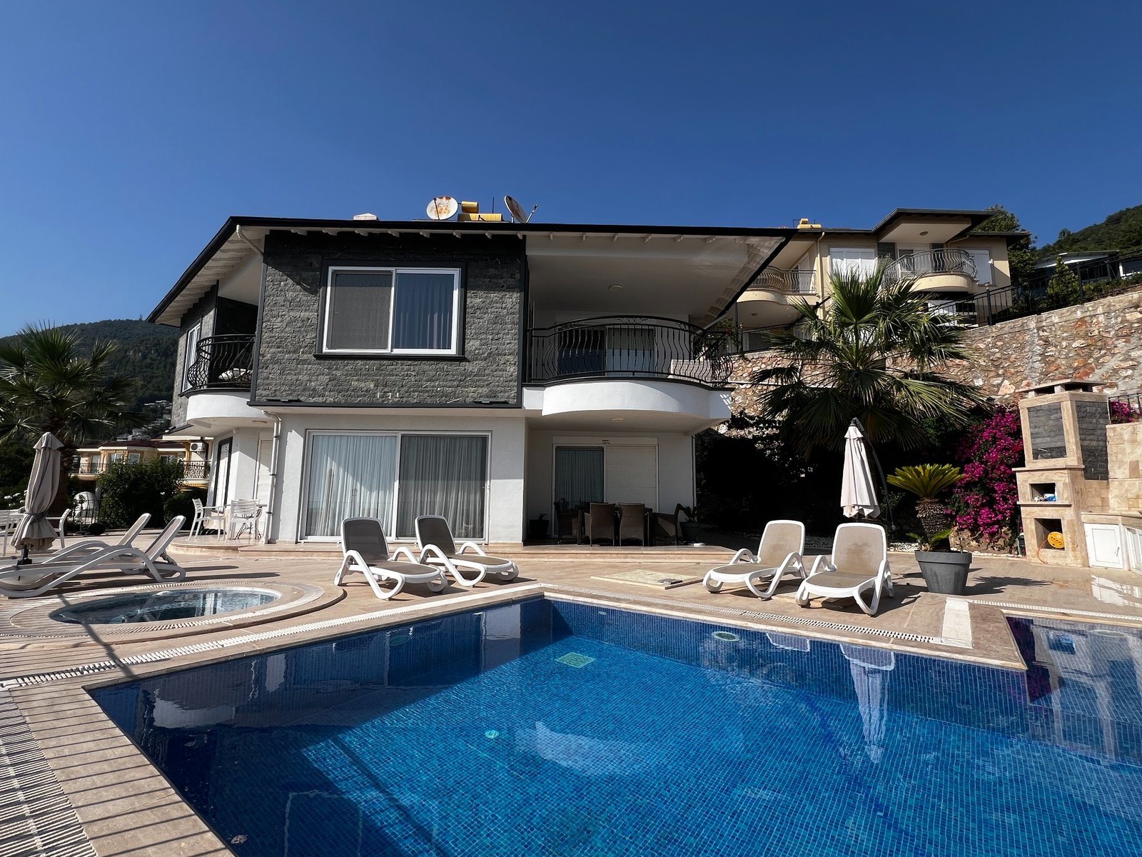 Privater Pool der Villa in Alanya Bektaş mit Meerblick
