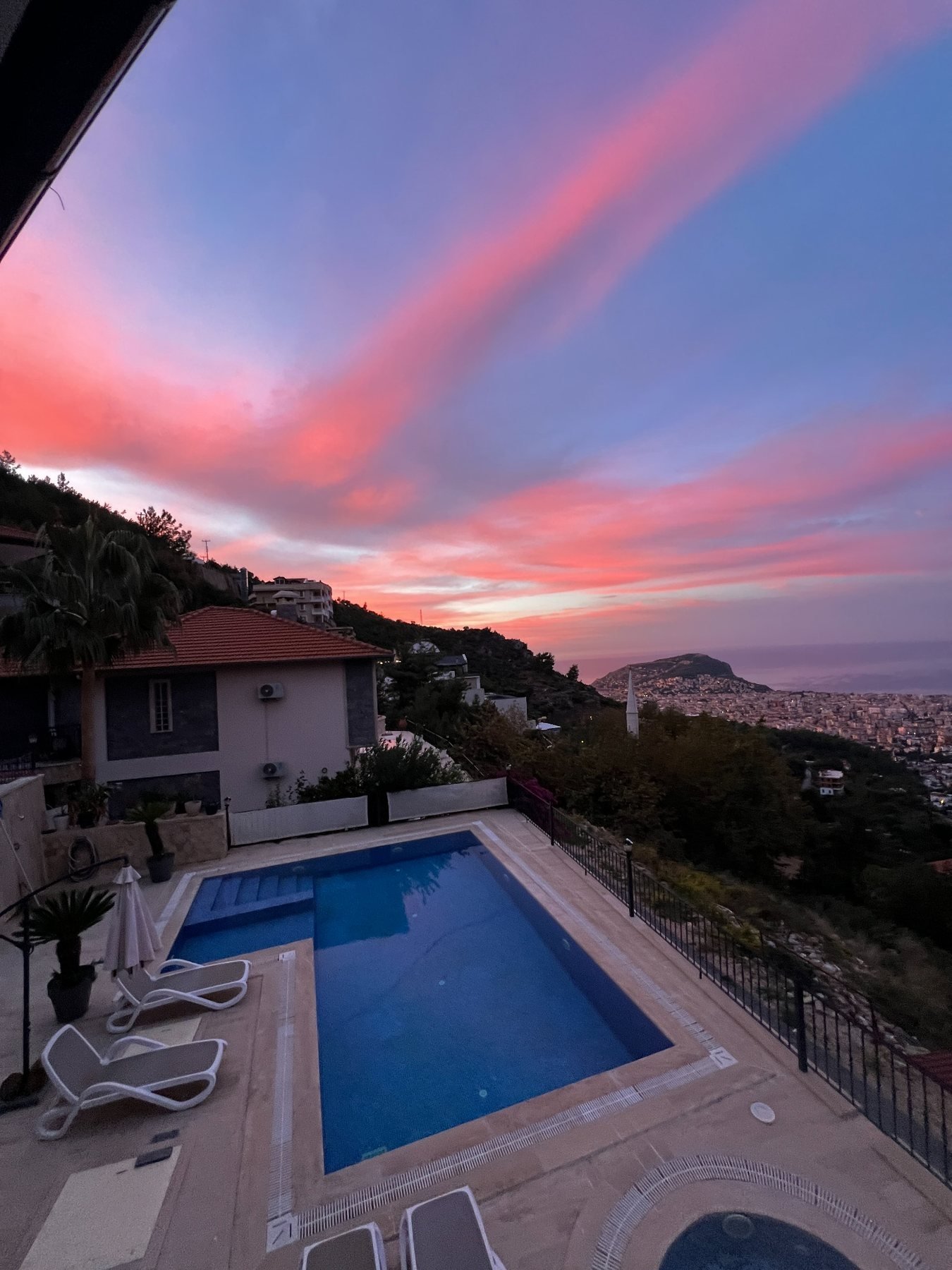 Pool und Sonnenuntergang über Alanya – Villa Bektaş